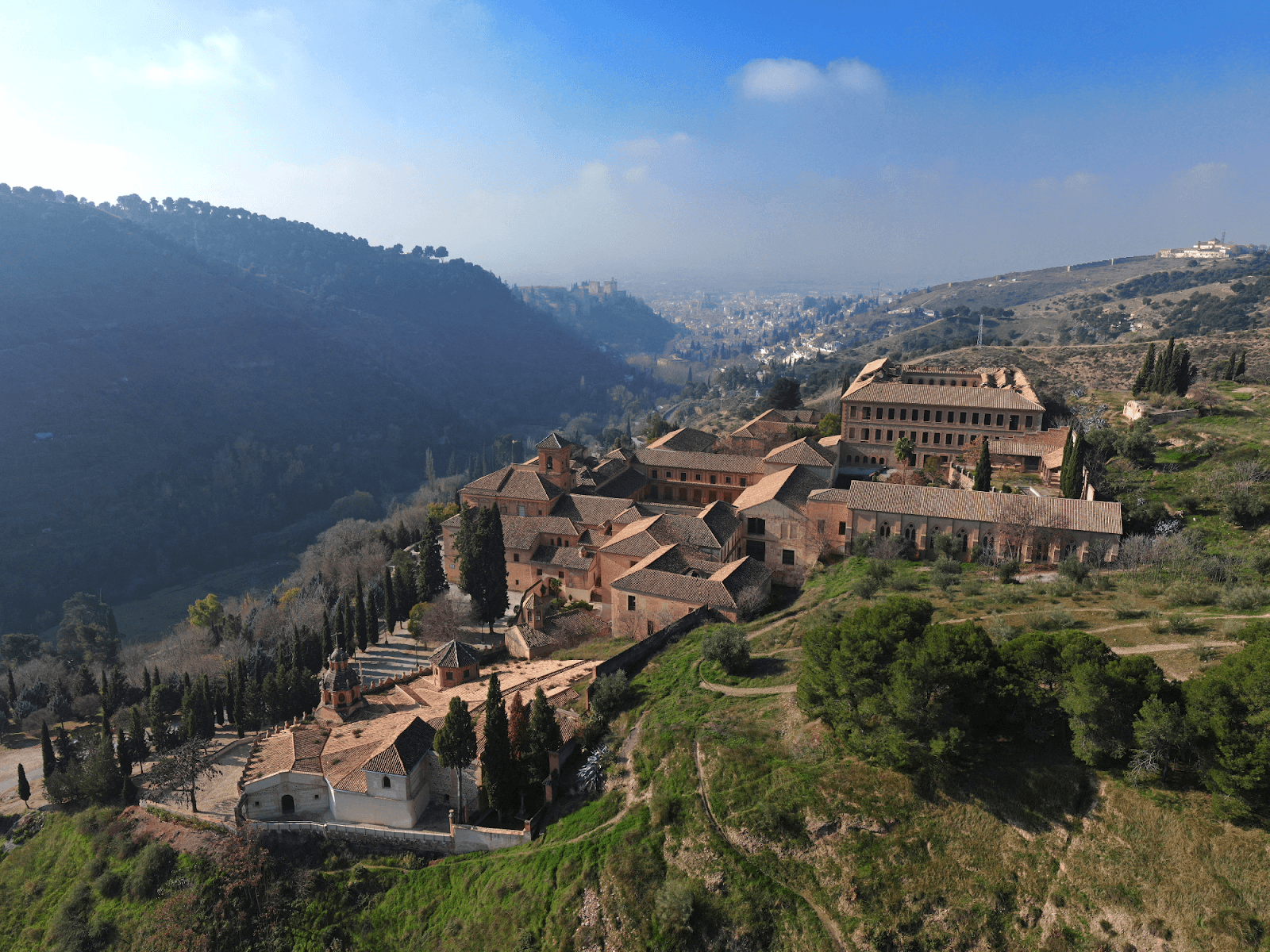 Vistas de la Abadía del Sacromonte y al fondo d Granada.