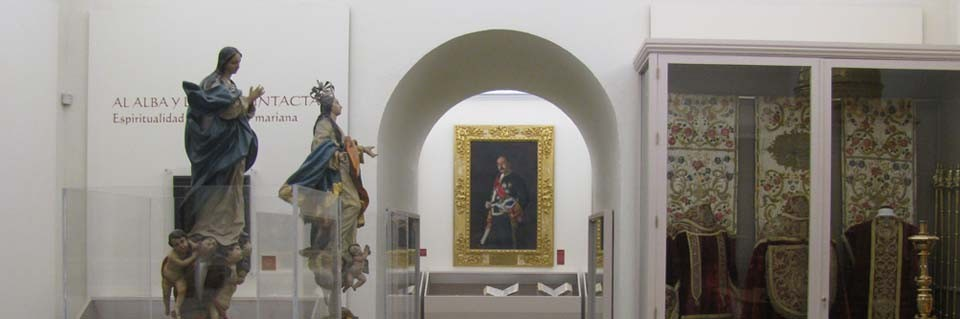 Parte del museo de la Abadía del Sacromonte en la que se ven 2 esculturas de Inmaculadas y un retrato.