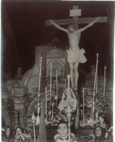 Imagen en blanco y negro del Cristo de los gitanos y María Santísima del Sacromonte.