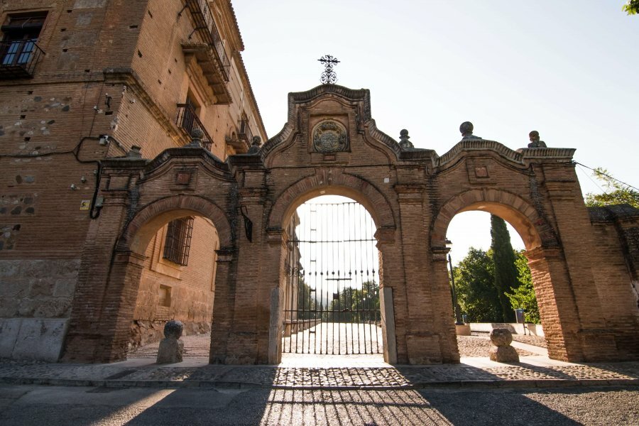 Arcos de la entrada de la Abadía del Sacromonte, uno de los monumentos en Granada más populares.