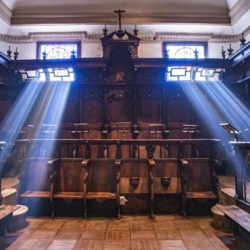 Bonita fotografía en la que entra la luz en el coro de la Abadía.